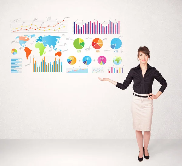 Geschäftsfrau mit bunten Grafiken und Diagrammen — Stockfoto