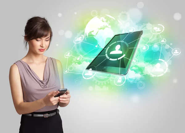 Menina de negócios mostrando conceito de tecnologia tablet moderno — Fotografia de Stock