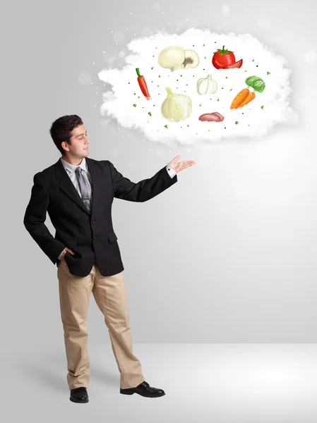 Hombre guapo presentando una nube de vegetales nutritivos saludables —  Fotos de Stock