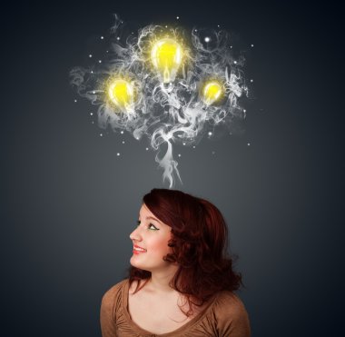 duman ve başının üstünde lightbulbs düşünceli kadınla