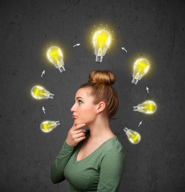 genç kadın başının etrafında dolaşım ampul ile düşünme