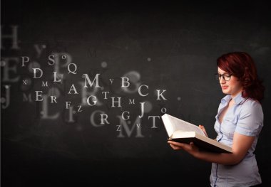 Genç Bayan alfabesi harfleri ile kitap okuma