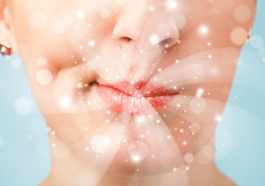 güzel kadının dudakları soyut beyaz ışıkları üfleme