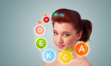 genç ve güzel kız ile renkli vitamin simgeler ve semboller