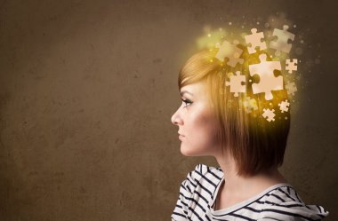 Genç insan parlak bir bulmaca zihniyetiyle düşünüyor