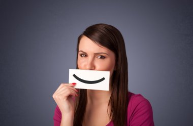 komik smiley ile kart tutan mutlu güzel kadın