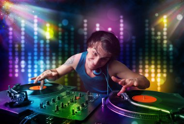 dj ışık gösterisi ile bir disko şarkıları çalma