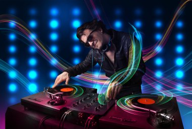 Genç dj kayıtları renkli ışıkları ile karıştırma