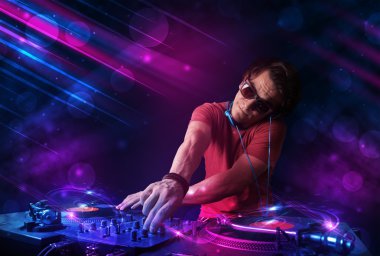 Genç dj turntable renk ışık efektleri ile oynama