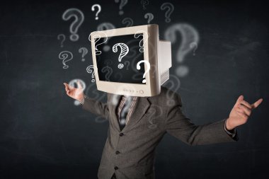 Bilgisayar monitörü olan bir iş adamı kafa ve soru işaretleri