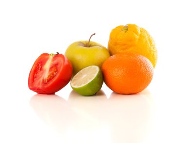 Beyaz arka planda sağlıklı tropikal taze meyveler