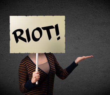 bir protesto işaret tutan genç kadın