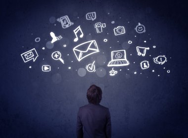 Kafasında multimedya simgeleri olan bir iş adamı.