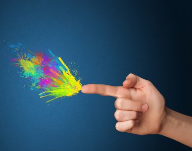 Silah şeklindeki ellerden renkli sıçramalar geliyor.