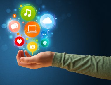 bir kadının elinde Multimedya simgeler