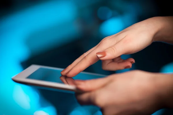 Vinger wijzen op tablet pc met lege ruimte — Stockfoto