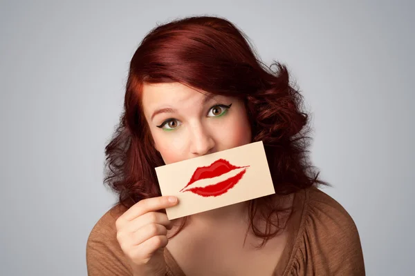 Szczęśliwy ładna kobieta trzyma karty znakiem szminka pocałunek — Zdjęcie stockowe