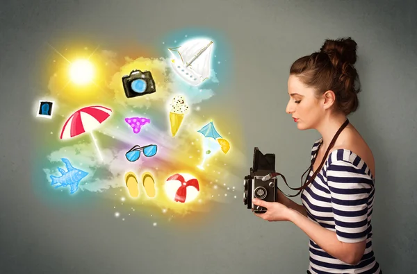 Fotografo adolescente che fa foto di icone dipinte vacanza — Foto Stock