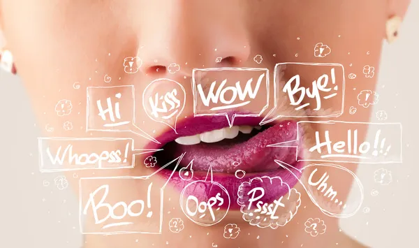 Beyaz baloncuklu güzel kırmızı dudaklar.