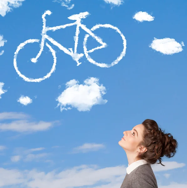 Genç kız mavi gökyüzü üzerinde bisiklet bulutlar bakarak — Stok fotoğraf