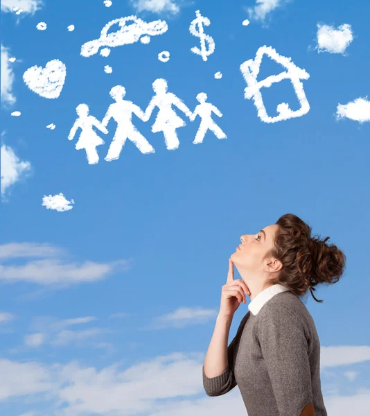 Menina sonhando acordado com a família e nuvens domésticas — Fotografia de Stock