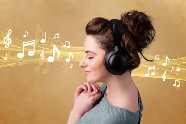 Young woman with headphones listening to music — Stock Photo, Image