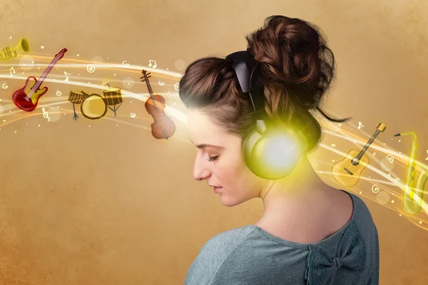 Young woman with headphones listening to music — Stock Photo, Image