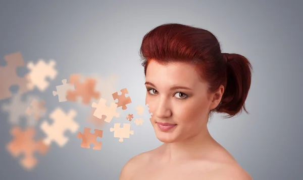 Krásná mladá dívka s kůží puzzle obrázku — Stock fotografie