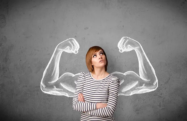 Mujer joven con fuertes brazos musculosos — Foto de Stock