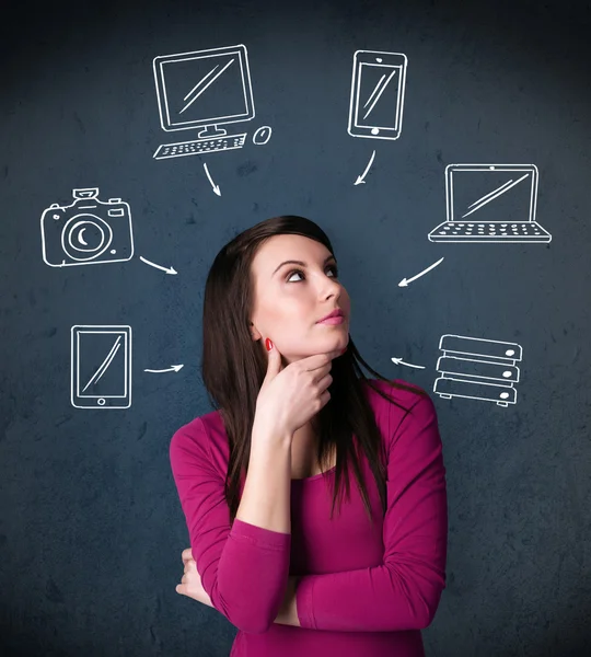 Jonge vrouw met getekende gadgets rond haar hoofd te denken — Stockfoto