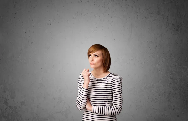 Mujer joven haciendo gestos con espacio de copia — Foto de Stock