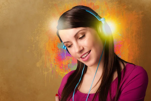 Mujer joven con auriculares escuchando música —  Fotos de Stock