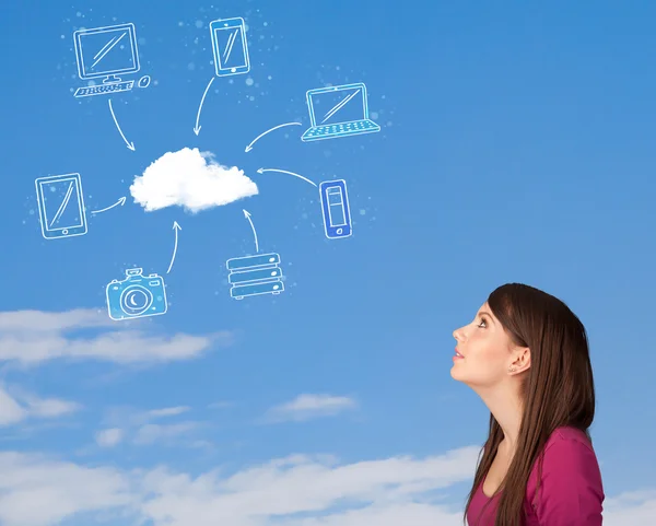 Chica casual mirando el concepto de computación en nube en el cielo azul —  Fotos de Stock