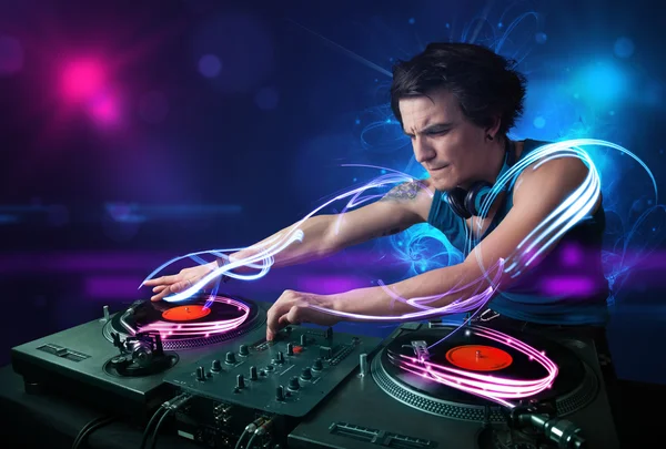 Disco jockey tocando música con electro efectos de luz y luces — Foto de Stock