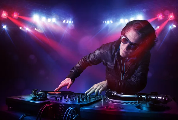 Підліток DJ мікшування записів перед натовпом на сцені — стокове фото