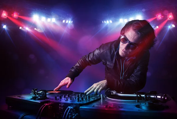 Teenager dj mixing records in front of a crowd on stage — Stock Photo, Image