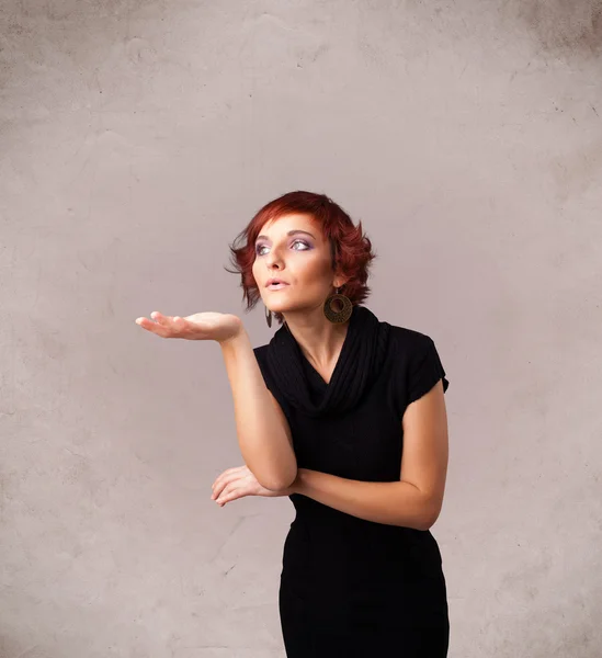 Retrato de una joven linda chica con espacio de copia vacío — Foto de Stock