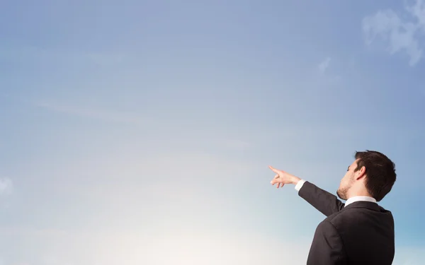 Bonito homem olhando para o céu azul copyspace — Fotografia de Stock