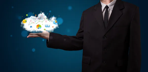 Fiatal üzletember bemutató felhő-val térképbe rajzol és ábra ikonok a — Stock Fotó