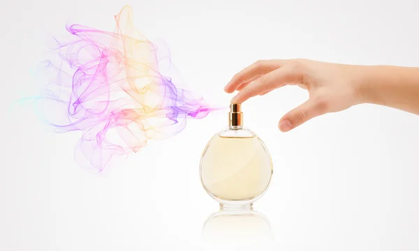 Vrouwenhanden spuiten parfum — Stockfoto