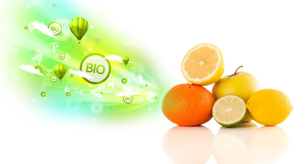 Fruits juteux colorés avec éco-signes verts et icônes — Photo