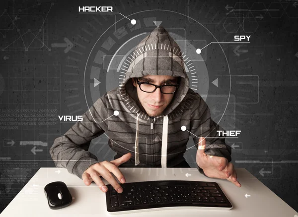 若いハッカー ハッキング個人的な informati 未来的な環境で — ストック写真