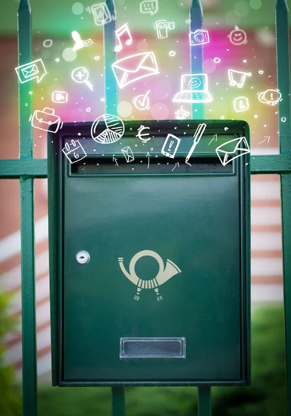Icoane colorate și simboluri izbucnind dintr-o cutie poștală — Fotografie, imagine de stoc