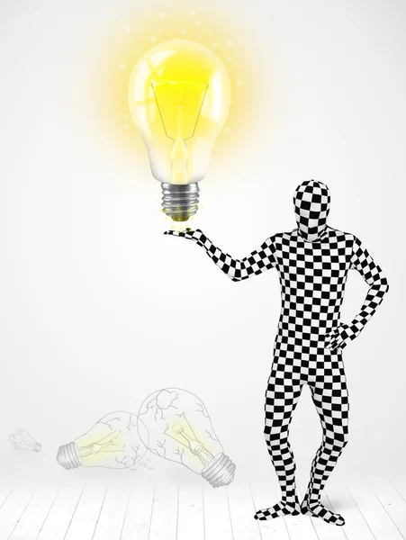 Человек в полном теле с светящейся лампочкой — стоковое фото