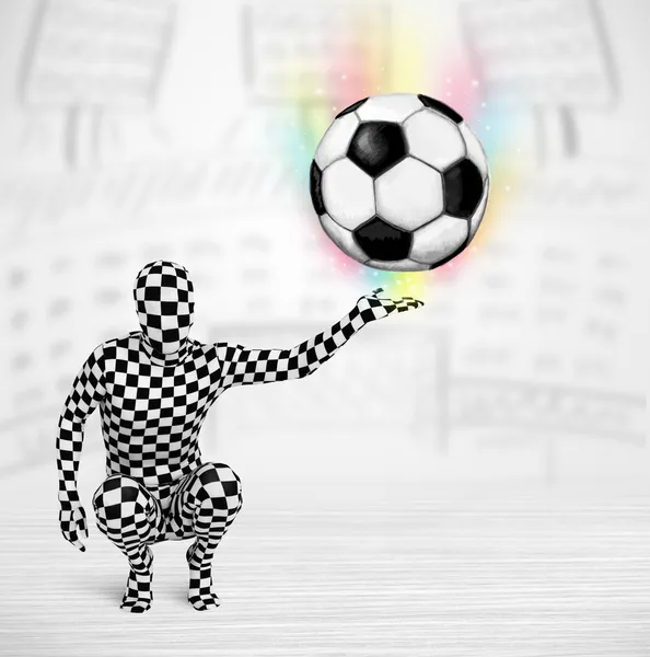 Homem em corpo inteiro terno holdig bola de futebol — Fotografia de Stock