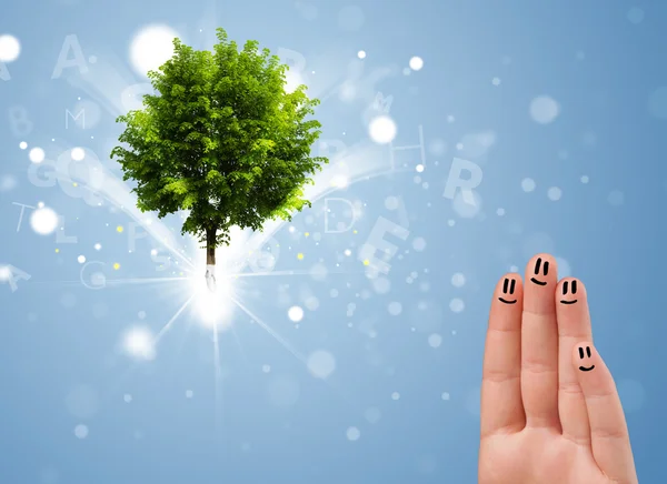 Szczęśliwy palec uśmiecha się z zielonym magicznym świecącym drzewem — Zdjęcie stockowe