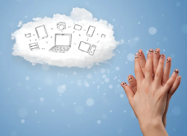 Glückliche Smiley-Finger beim Blick auf Cloud Computing mit Technologie — Stockfoto