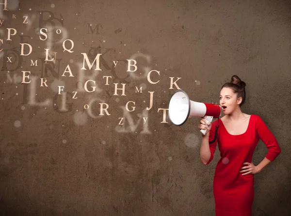 Chica joven gritando en megáfono y texto salen — Foto de Stock