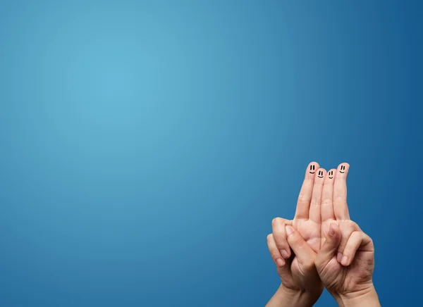 Alegre sonriente cara dedos mirando vacío azul fondo copia — Foto de Stock