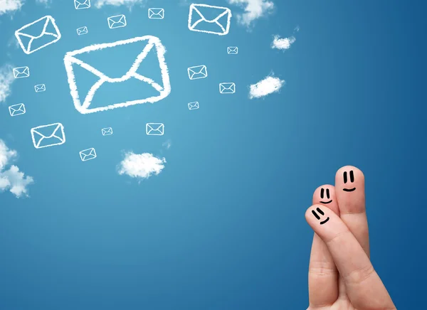 Glückliche Smiley-Finger beim Anblick von Mail-Icons aus Wolken — Stockfoto